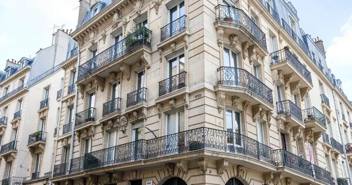 Façades d’immeubles anciens du centre-ville à Narbonne